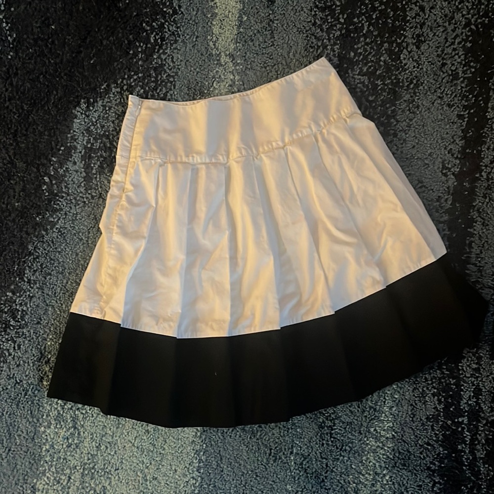 Banana republic nautical color skirt. Size 0. Excellent condition. Black & white